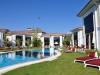por lake villa garden